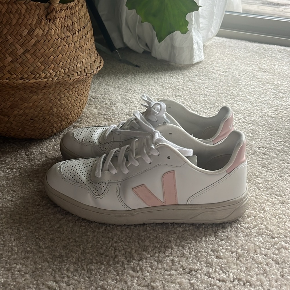 Veja RARE white and pink leather sneaker size 9 - Picture 4 of 8